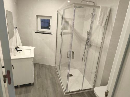 une salle de bain avec douche et lavabo dans l'établissement Casa Milhafre 2, à Praia da Vitória