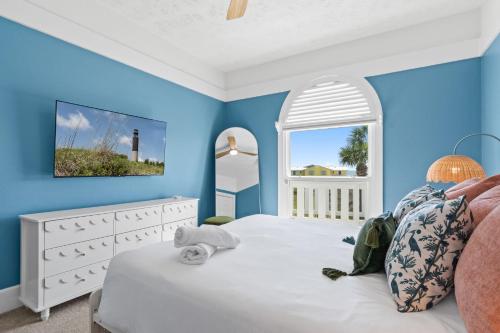 Ένα ή περισσότερα κρεβάτια σε δωμάτιο στο LayLow - Hot Tub, Arcade & Golf