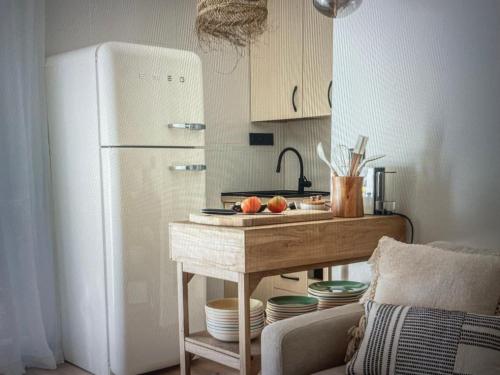 una cocina con una mesa y un refrigerador en Newly renovated apartment in Málaga, en Málaga