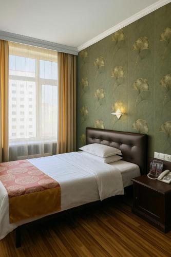 Llit o llits en una habitació de Evergreen Hotel