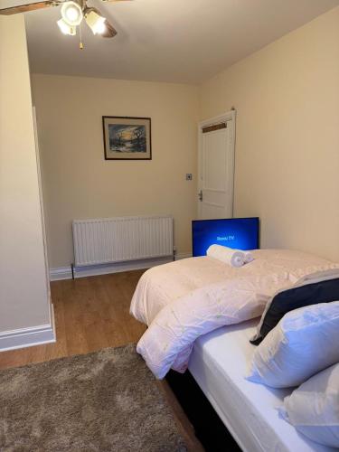 a bedroom with two twin beds and a rug at EN-SUITE Luxurious Room in Nottingham