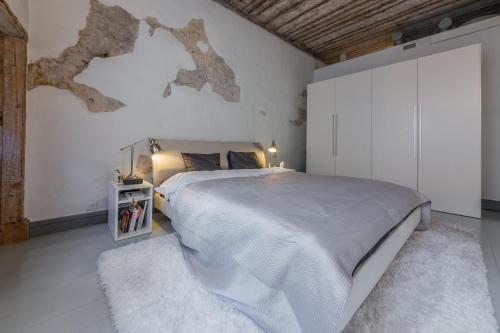 Medieval Old Town Gem with Sauna and Fireplace في تالين: غرفة نوم بسرير كبير وجدار ابيض