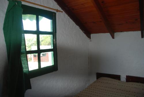 una habitación con dos camas y una ventana en Excelente casa de descanso, en Barra de Valizas