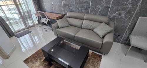Zona d'estar a Water Park Condominium