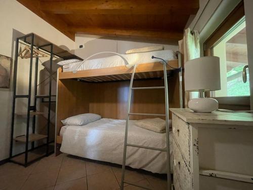 1 dormitorio con literas en una habitación con ventana en Ronco Frati, piscina vista lago, en Pisogne