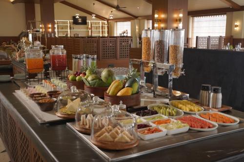 um bufê com diferentes tipos de comida em uma mesa em Radisson Resort Mount Abu em Monte Abu
