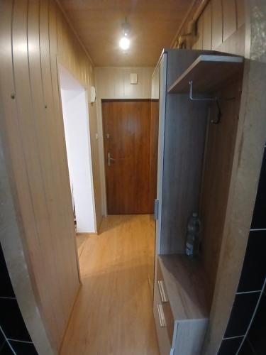an overhead view of a hallway with a wooden door at Mieszkanie Chopina Kraśnik in Kraśnik