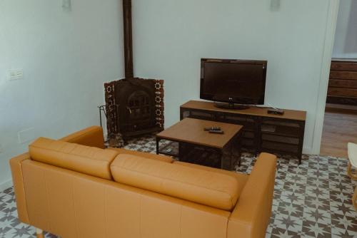 un salon avec un canapé et une télévision dans l'établissement Casita Gabriel, à Algodonales