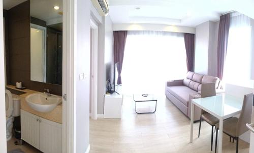 バンバンセーンにあるChic 1BR near WON Beach Bangsaenのバスルーム(ソファ、シンク付)