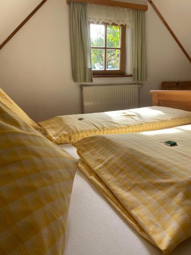 two beds sitting next to each other in a bedroom at Ferienhaus Lenzau in Strohmarkt