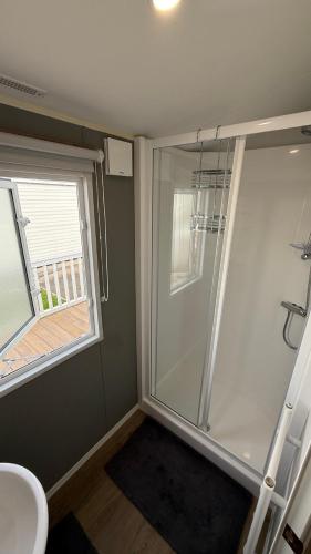 Koupelna v ubytování Brand New Holiday Home Robin Hood Holiday Park