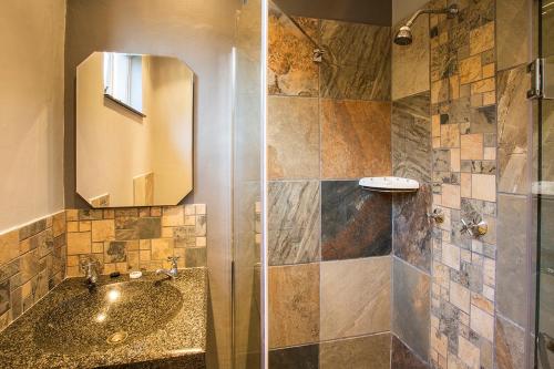 A bathroom at B&B on the Sabie River