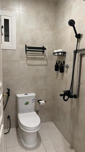 een badkamer met een wit toilet en een douche bij Najdeh Suite, our goal is to make you comfortable in Jeddah