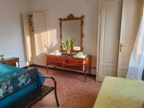 Un dormitorio con una cómoda con espejo y un banco. en Il Viandante terrazza Panorama relax posto auto, en Lecco