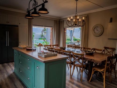 une cuisine et une salle à manger avec une table et des chaises dans l'établissement Bontebokskloof, à Swellendam