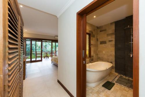 Koupelna v ubytování Alamdini Resort Ubud