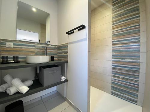 Koupelna v ubytování Chalets modernes avec terrasse et ruisseau au pied des Volcans