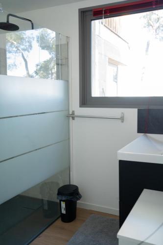a room with a window and a black trash can at Villa vu mer et étang de thau in Sète