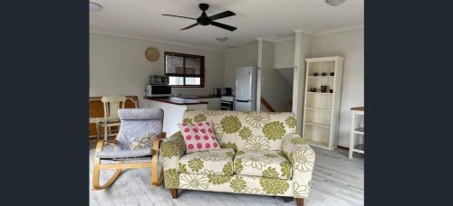 GrantvilleGrantville Stay Comfy Home, Near Beaches and Phillip Island的带沙发的客厅和厨房