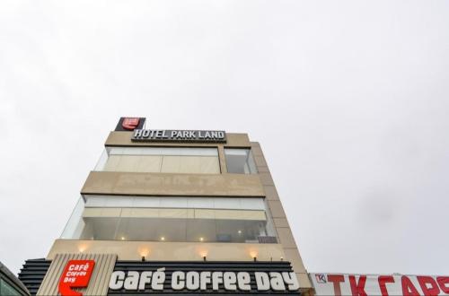 ein Gebäude mit einem „Coffee Day“-Schild in der Unterkunft Hotel Park land in Zirakpur