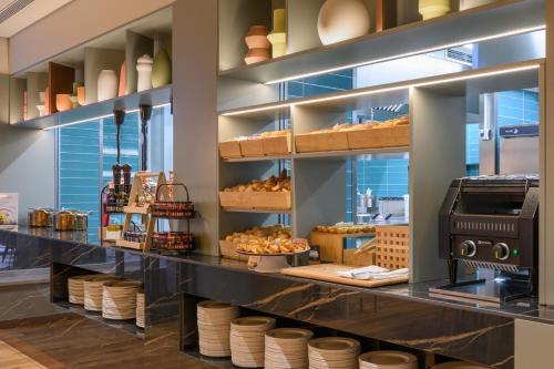 panadería con barra con pan y bollería en INNSiDE by Meliá Braga Centro, en Braga