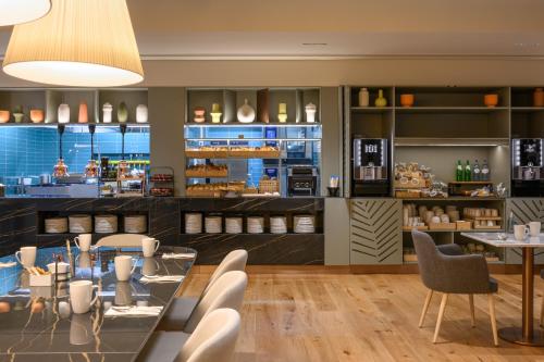 Un comedor con mesa y sillas en INNSiDE by Meliá Braga Centro, en Braga