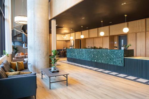 eine Lobby mit einer Rezeption und einem Tisch in der Unterkunft StayCozy in Croydon in Croydon