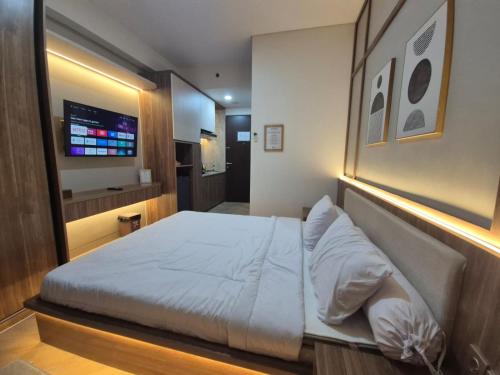 Postel nebo postele na pokoji v ubytování Apartemen Transpark Cibubur By Bestieroom