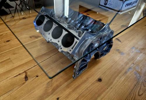 un objeto metálico sentado en la parte superior de un suelo de madera en Le Mans 70 Duplex, 