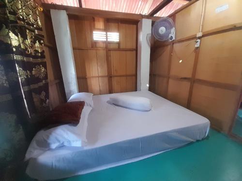 Ένα ή περισσότερα κρεβάτια σε δωμάτιο στο Homestay Komodo Paradise