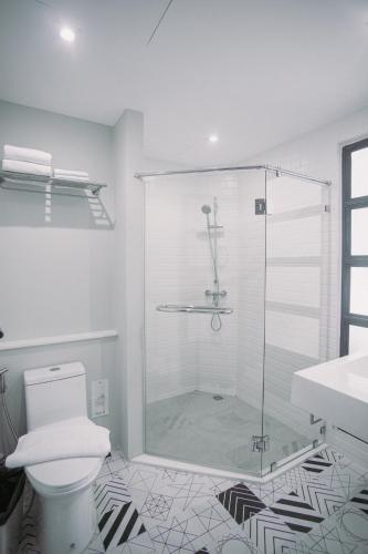 a bathroom with a shower and a toilet and a sink at Go2bed Pattaya Hotel in Pattaya