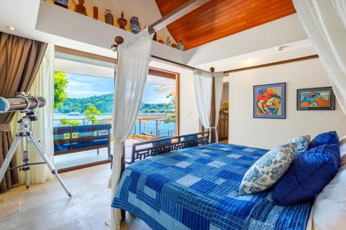 Giường trong phòng chung tại Seafront Pool Villa Nambo