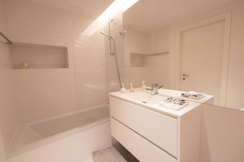 Modern 3BR Family Apt, Private Pool, Near Ria Formosa