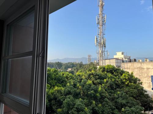 Una vista desde una ventana de un árbol en Hotel Maira, en Dehradun
