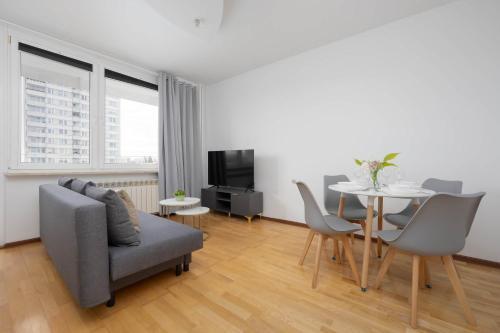 Family Apartment with Homely Atmosphere and Excellent for Remote Working by Noclegi Renters