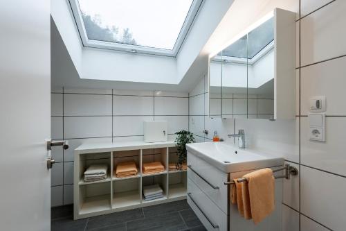 オーバーアウドルフにあるFerienwohnung am Luegsteinseeのバスルーム(シンク、天窓付)