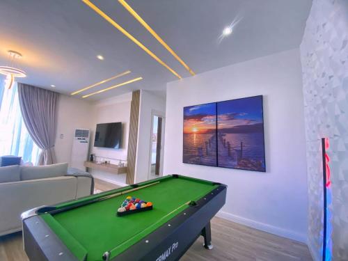 Una televisión o centro de entretenimiento en Elysian Villa