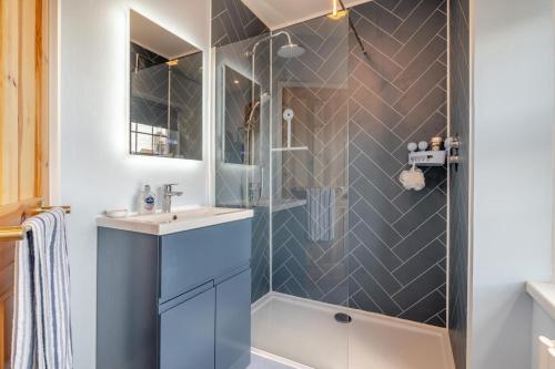 une salle de bain avec douche et lavabo dans l'établissement 3 Bed in Minehead oc-r30941, à Minehead