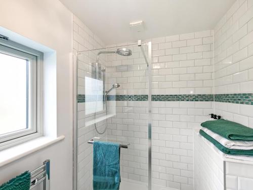 Saint Gennys2 Bed in Crackington Haven oc-h33817的带玻璃门淋浴间的浴室