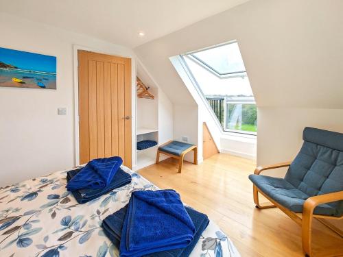 Saint Gennys2 Bed in Crackington Haven oc-h33817的一间卧室，里面有一张床、一把椅子和一扇窗户