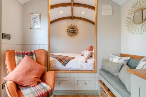 einen Spiegel in einem Zimmer mit einem Bett und einem Stuhl in der Unterkunft 1 Bed in Hawton oc-d33741 in Cotham