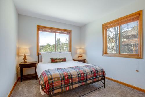 Uma cama ou camas num quarto em Steps to Grand Lake The Innlet Condo!