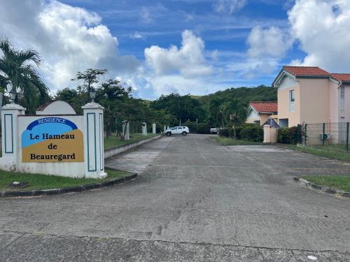 una strada con un cartello in mezzo alla strada di Cocon Tropical a Sainte-Anne