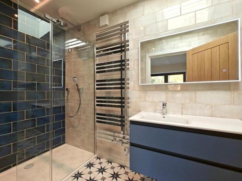 une salle de bain avec un lavabo et une douche en verre dans l'établissement 4 Bed in Snettisham oc-i33650, à Snettisham