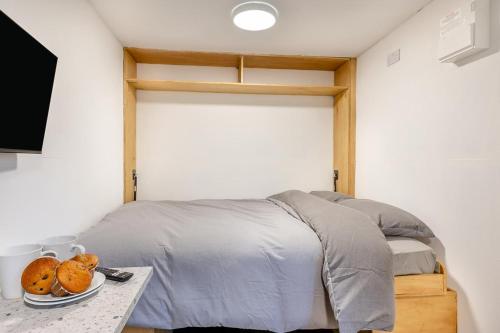 een slaapkamer met een bed en een tafel met eten erop bij 1 Bed in Wellesbourne oc-c33030 in Hampton Lucy