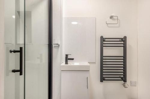 een witte badkamer met een wastafel en een spiegel bij 1 Bed in Wellesbourne oc-c33030 in Hampton Lucy