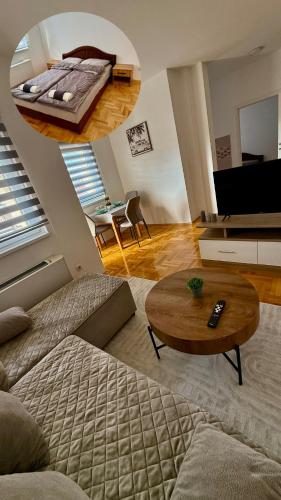 een woonkamer met een bank en een tafel bij Romansa in Bijeljina