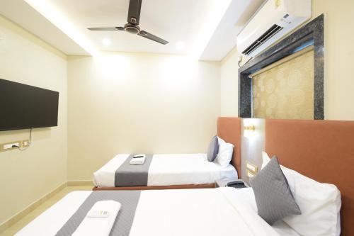 Postel nebo postele na pokoji v ubytování Mio Hotels Madhapur