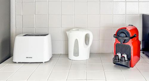 a kitchen counter with a toaster and a toaster at Le Grand Horizon Rochelais, plage à 5min, parking in La Rochelle