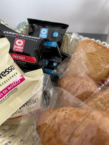 uma pilha de pães e doces em sacos plásticos em stanza zaffiro azzurro em Ostuni